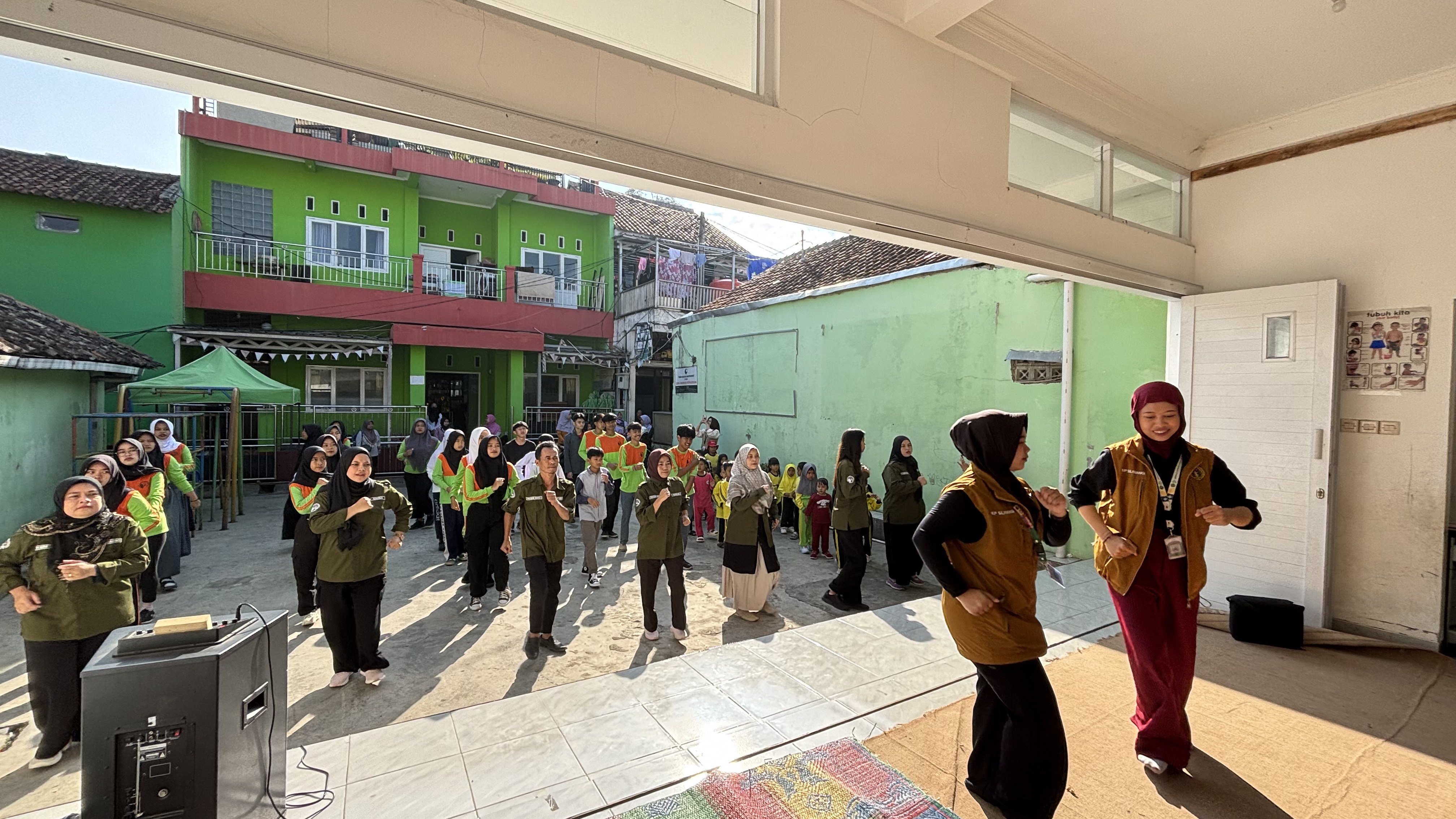 Pembiasaan Senam Pagi Siswa PKBM Bersama Mahasiswa PPL IKIP Siliwangi